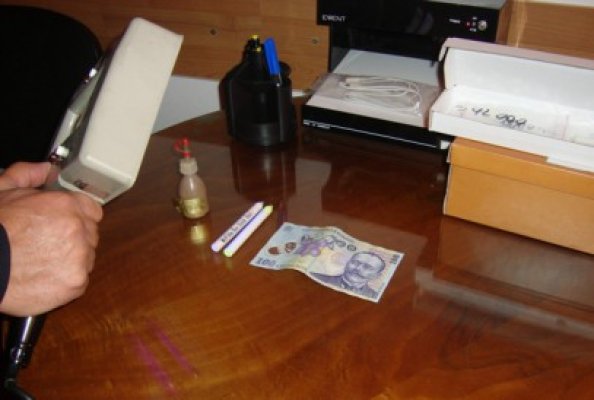 Profesor de matematică, prins luând mită de la un elev, să nu-l lase corigent